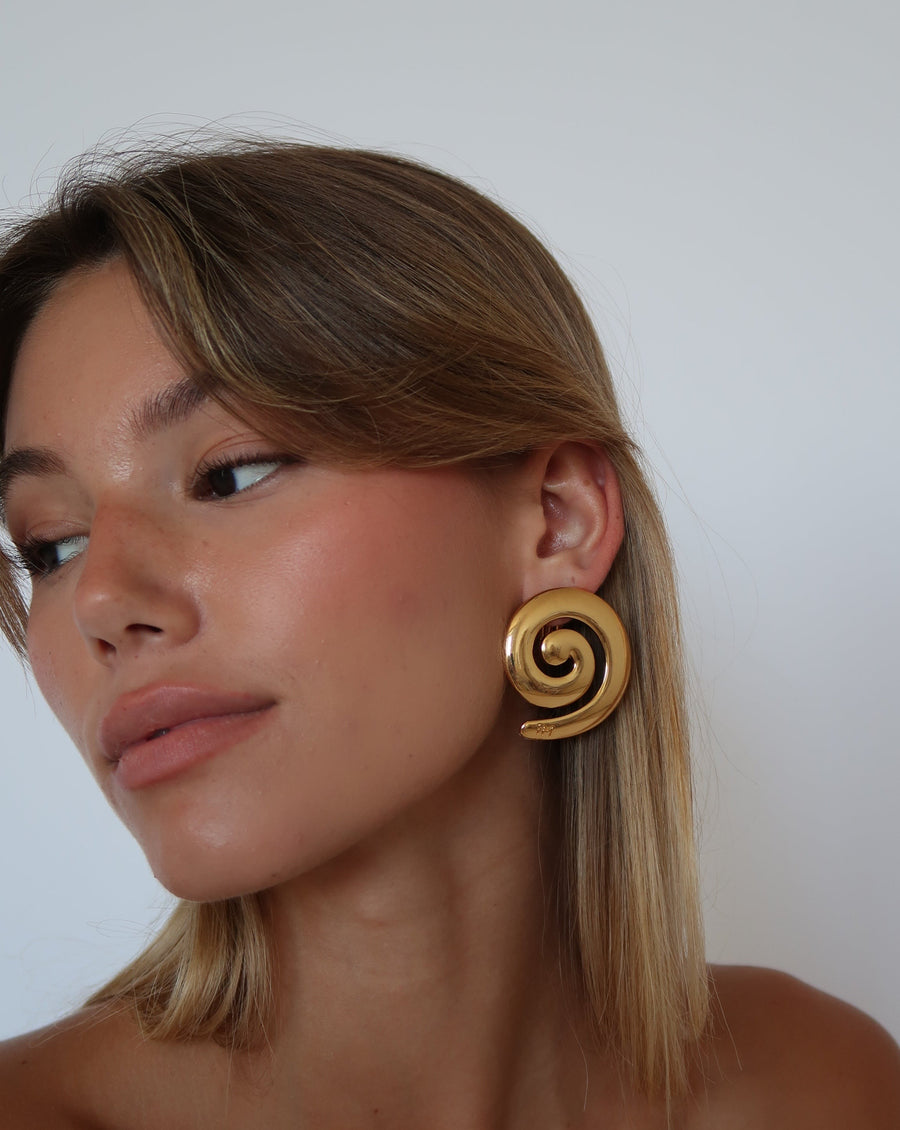 Medium sized hoop earrings made of 925 silver, bathed in 18K yellow gold  with texture and irregular shape. | Aristocrazy